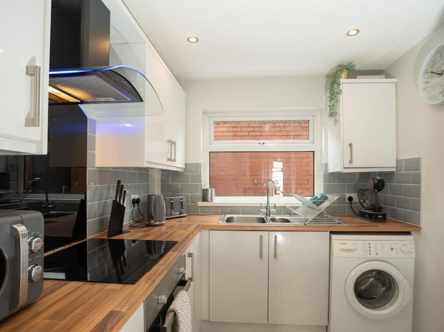 Cozy Townhouse, Walking Distance To Belfast City Eksteriør billede