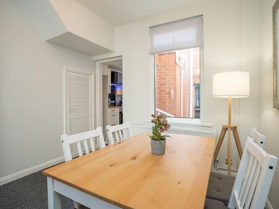Cozy Townhouse, Walking Distance To Belfast City Eksteriør billede