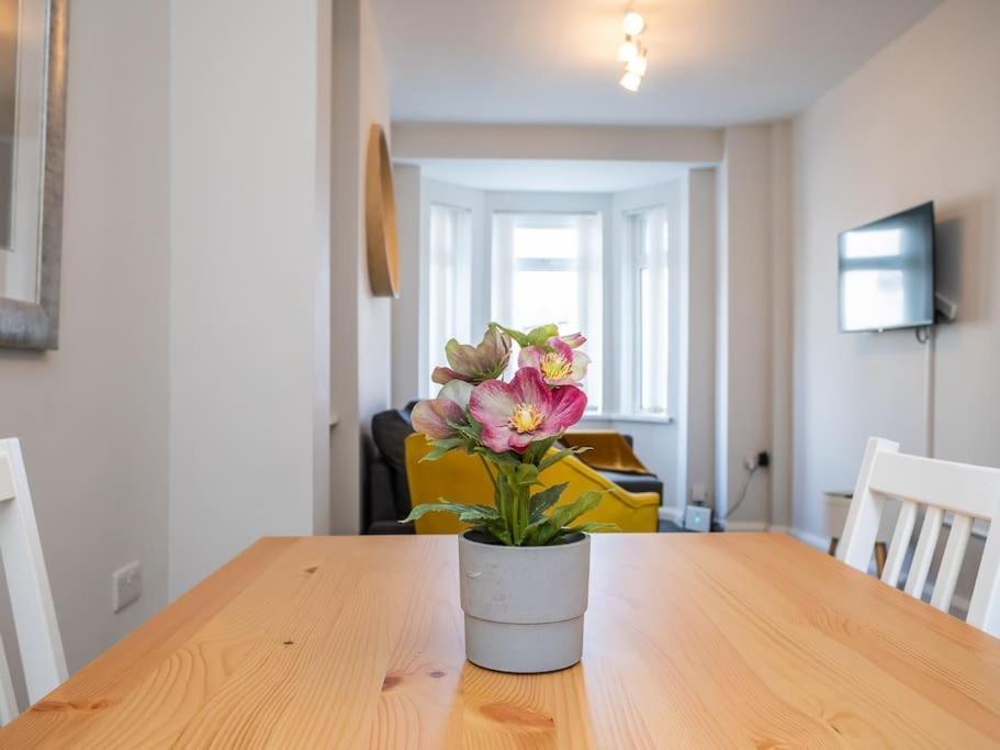 Cozy Townhouse, Walking Distance To Belfast City Eksteriør billede
